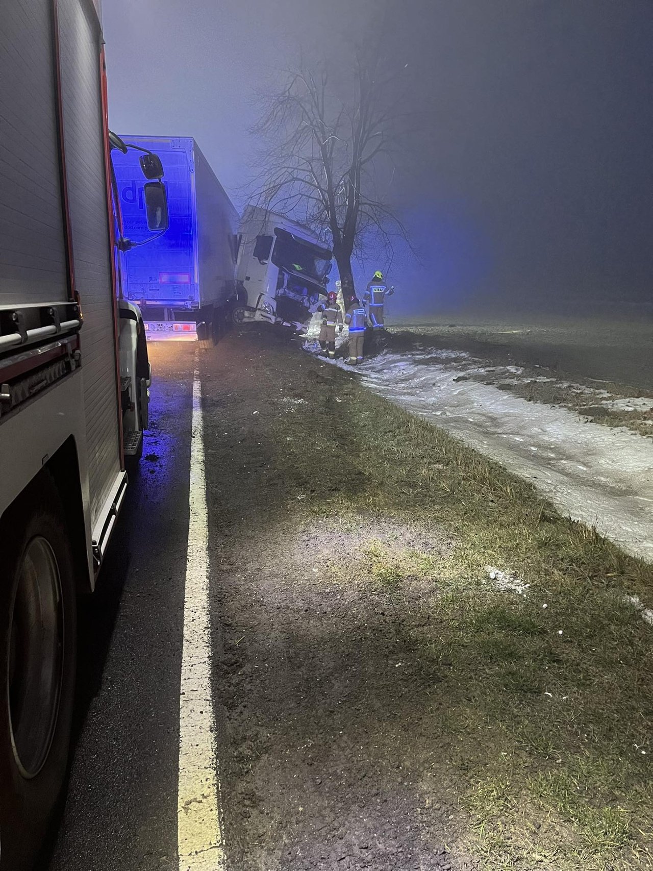 Ciężarówka uderzyła w drzewo – wypadek w gminie Ostrówek