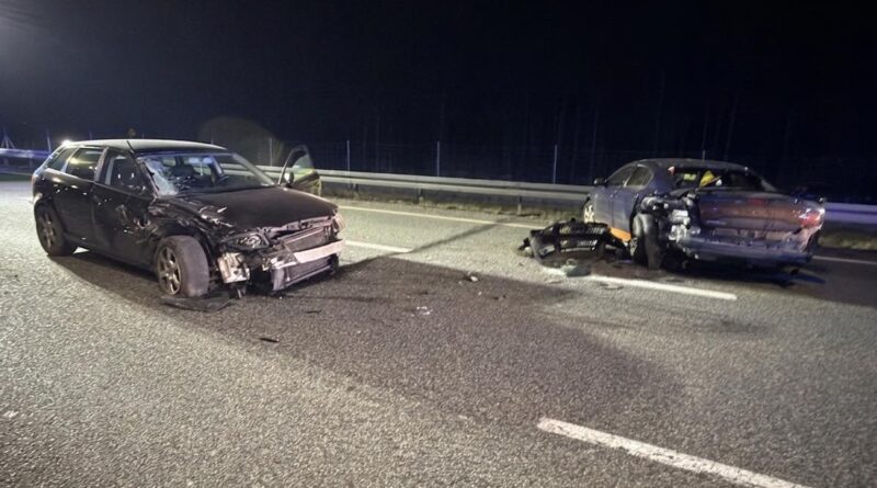 Wypadek na S8 w okolicach Niegowa, zderzenie dwóch samochodów